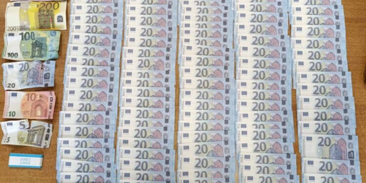 Συνελήφθη στην Χίο 18χρονος που διακινούσε πλαστά χαρτονομίσματα