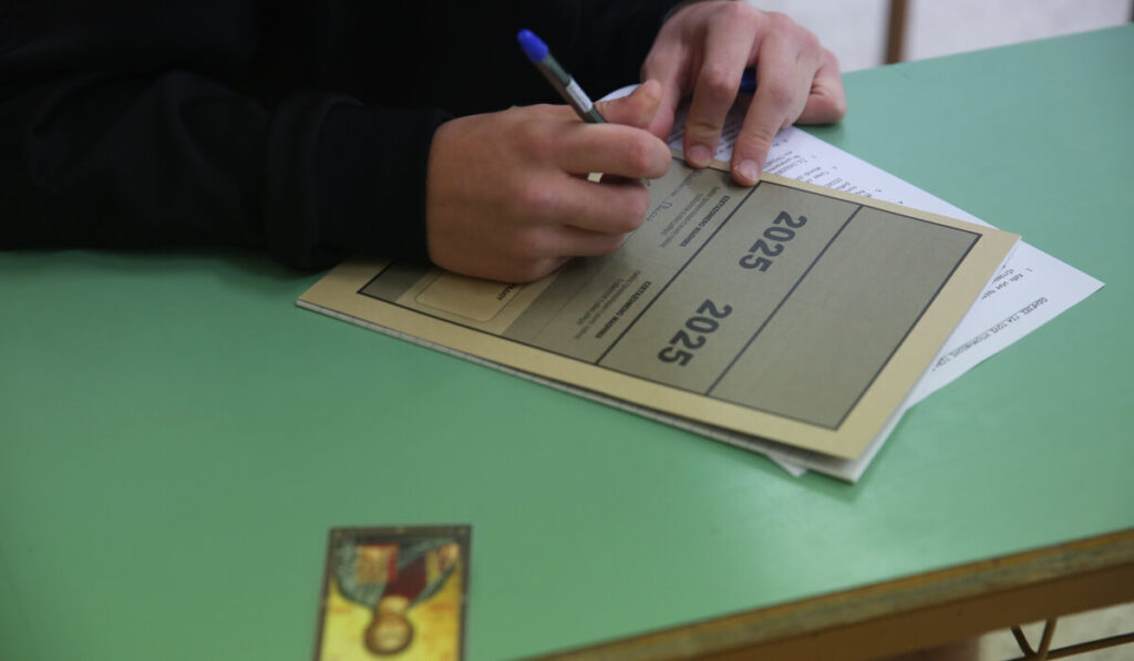 Ηράκλειο: Μηδενίστηκε στις πανελλήνιες εξετάσεις το γραπτό μαθήτριας που μπήκε με ακουστικά