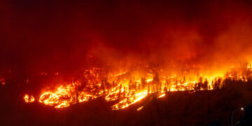 Πυρκαγιές «τέρατα» κατακαίουν τον Καναδά - Εσπευσμένη απομάκρυνση κατοίκων σε πολλές περιοχές