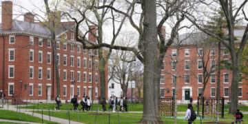 ΗΠΑ: Ο Ντόναλντ Τραμπ απαγόρευσε τις βίζες για ξένους φοιτητές στο Χάρβαρντ