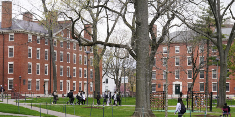 ΗΠΑ: Ο Ντόναλντ Τραμπ απαγόρευσε τις βίζες για ξένους φοιτητές στο Χάρβαρντ