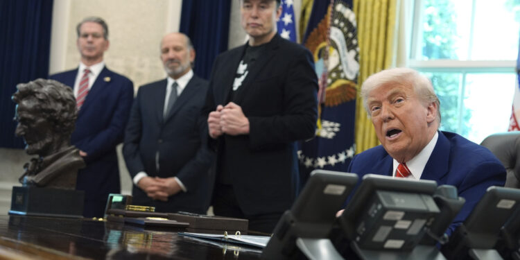 ΗΠΑ: Συνεχίζεται ο «εμφύλιος» Τραμπ - Μασκ: «Ο Ίλον τα έχει χάσει εντελώς»