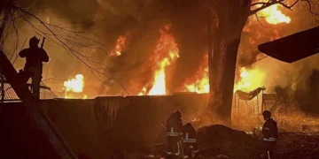 Ουκρανία: Εκρήξεις και φωτιές στο Κίεβο μετά από ρωσική επίθεση με πυραύλους και drones