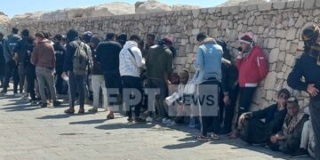 Κρήτη: Συνελήφθησαν τρεις Σουδανοί διακινητές για μεταφορά μεταναστών που εντοπίστηκαν στη Γαύδο