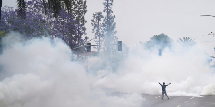Ο υπουργός Άμυνας των ΗΠΑ Πιτ Χέγκσεθ δηλώνει ότι θα στείλει πεζοναύτες στο Λος Άντζελες «εάν η βία συνεχιστεί»