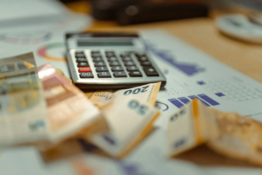 Σενάρια για μειώσεις στην φορολογία εισοδήματος - Οι δύο πιθανότερες εκδοχές