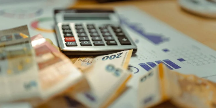 Σενάρια για μειώσεις στην φορολογία εισοδήματος - Οι δύο πιθανότερες εκδοχές