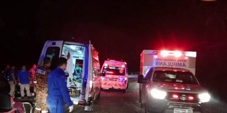 Πολύνεκρο τροχαίο στη Μαλαισία: Τουλάχιστον 15 νεκροί σε σύγκρουση μίνι βαν με λεωφορείο που μετέφερε φοιτητές