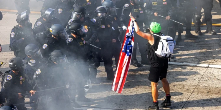 Λος Άντζελες: Διαταγή Τραμπ για απαγόρευση συναθροίσεων