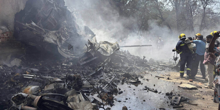 Ινδία: Αεροσκάφος της Air India με 242 επιβαίνοντες και προορισμό το Λονδίνο συνετρίβη σε κατοικημένη περιοχή λίγο μετά την απογείωση από το αεροδρόμιο της Αχμενταμπάντ