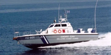 Πόρτο Χέλι: Φωτιά σε θαλαμηγό με 14 επιβαίνοντες στον όρμο Χηνίτσας 