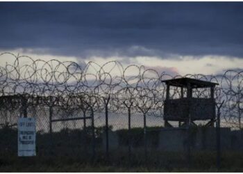 «Washington Post»: Η κυβέρνηση Τραμπ σχεδιάζει να στείλει 9.000 μετανάστες στο Γκουαντάναμο