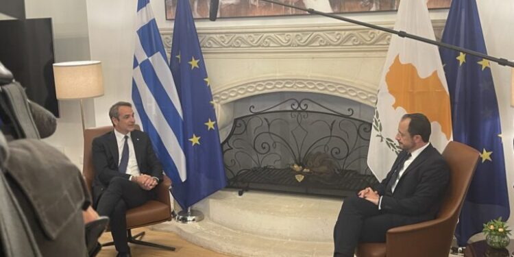 Έκτακτη τηλεφωνική επικοινωνία Μητσοτάκη – Χριστοδουλίδη για τις τελευταίες εξελίξεις στη Μέση Ανατολή