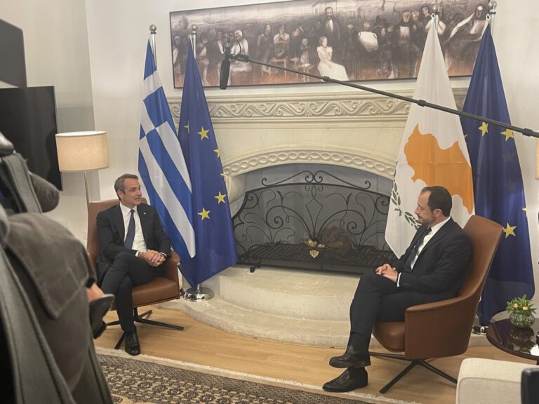 Έκτακτη τηλεφωνική επικοινωνία Μητσοτάκη – Χριστοδουλίδη για τις τελευταίες εξελίξεις στη Μέση Ανατολή
