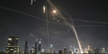 Ακραία κλιμάκωση στη Μέση Ανατολή: Απάντηση του Ιράν με τρία κύματα επιθέσεων κατά του Ισραήλ