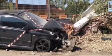 Σοβαρό τροχαίο στο Ηράκλειο: ΙΧ καρφώθηκε σε δένδρο - Δύο νεαροί 18 και 19 ετών στην ΜΕΘ