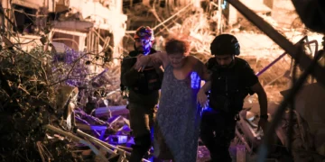 Μπαράζ χτυπημάτων του Ιράν στο Ισραήλ - 7 νεκροί και πάνω από 100 τραυματίες