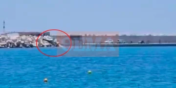 Ελικόπτερο έπεσε στη μαρίνα της Βουλιαγμένης - Σώοι οι επιβαίνοντες