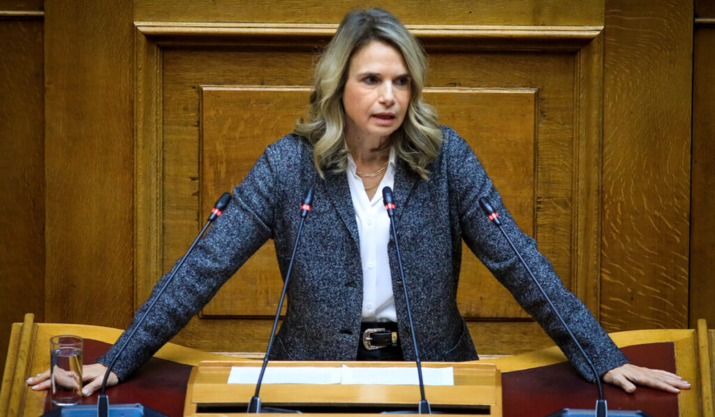 Επίκαιρη από την Μιλένα Αποστολάκη στον Κυριάκο Πιερρακάκη για τις προμήθειες των τραπεζών