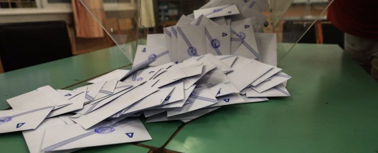 Δημοσκόπηση Alco: Πρώτη με 25% η ΝΔ, δεύτερο κόμμα το ΠΑΣΟΚ - Να ζητηθούν ευθύνες από τον πρωθυπουργό για τα Τέμπη λέει το 55%