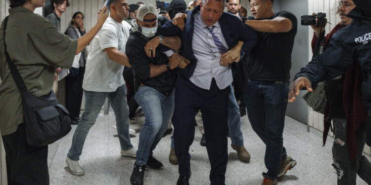 ΗΠΑ: Ο υποψήφιος δήμαρχος Μπραντ Λάντερ συνελήφθη κατά τη διάρκεια επεισοδιακής δίκης μεταναστών στη Νέα Υόρκη