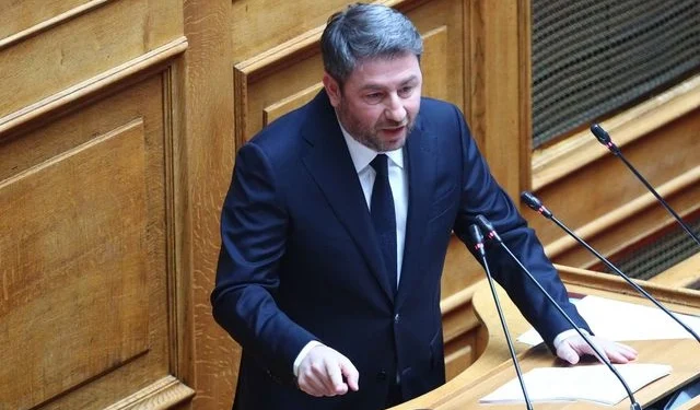 Ν. Ανδρουλάκης στη Βουλή: "Ο Μητσοτάκης παριστάνει το θύμα, ενώ αθωώνει τους υπεύθυνους για τα Τέμπη"