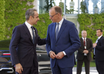 Τηλεφωνική επικοινωνία Μητσοτάκη - Μερτς για τις δραματικές εξελίξεις στη Μέση Ανατολή