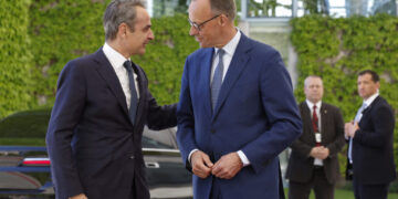 Τηλεφωνική επικοινωνία Μητσοτάκη - Μερτς για τις δραματικές εξελίξεις στη Μέση Ανατολή