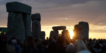 Στόουνχεντζ: Χιλιάδες άνθρωποι συγκεντρώθηκαν για να γιορτάσουν το θερινό ηλιοστάσιο