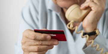 Άγνωστοι εξαπάτησαν ηλικιωμένο στα Χανιά – Τον έπεισαν να εγκαταστήσει εφαρμογή στον υπολογιστή του και έχασε 21.000€