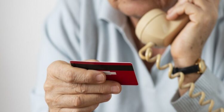 Άγνωστοι εξαπάτησαν ηλικιωμένο στα Χανιά – Τον έπεισαν να εγκαταστήσει εφαρμογή στον υπολογιστή του και έχασε 21.000€