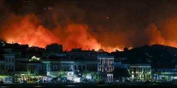 Χίος: Ολονύχτια μάχη με τη φωτιά για να μη φτάσει στα Μαστιχοχώρια - Νέο 112 για εκκένωση