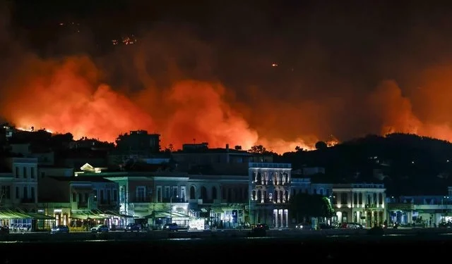 Χίος: Ολονύχτια μάχη με τη φωτιά για να μη φτάσει στα Μαστιχοχώρια - Νέο 112 για εκκένωση