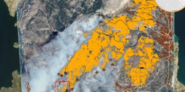 Εικόνες καταστροφής στη Χίο - Μάχη με τις αναζωπυρώσεις