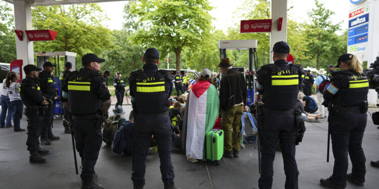 Ολλανδία: Διαδήλωση στη Χάγη για τη Σύνοδο του ΝΑΤΟ - Μαζικές συλλήψεις