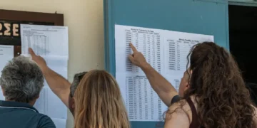 Πανελλήνιες 2025: Λίγοι οι αριστούχοι - Χαμηλές βαθμολογίες στα Μαθηματικά και την Ιστορία