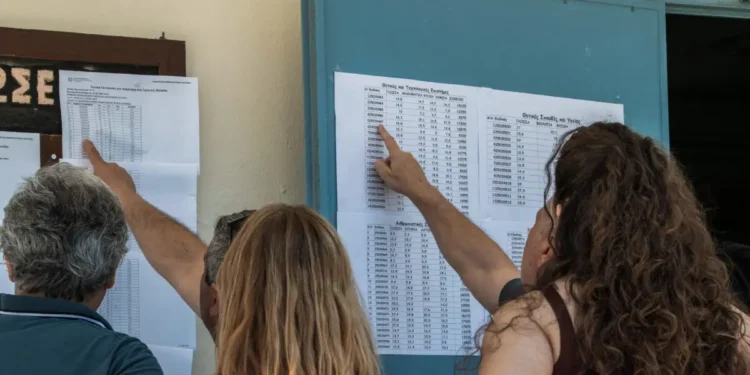 Πανελλήνιες 2025: Λίγοι οι αριστούχοι - Χαμηλές βαθμολογίες στα Μαθηματικά και την Ιστορία