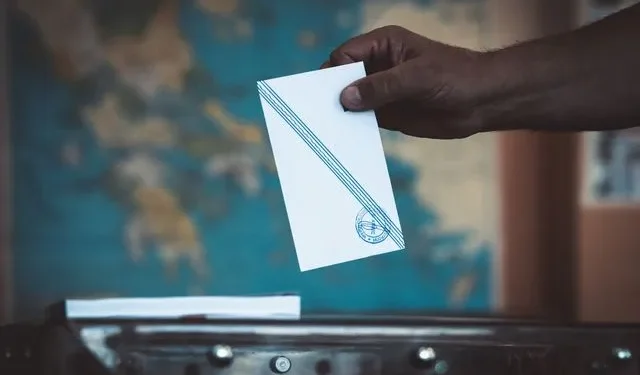 Δημοσκόπηση Metron Analysis: Προηγείται η ΝΔ με 12 μονάδες διαφορά από το ΠΑΣΟΚ, 3η η Πλεύση Ελευθερίας