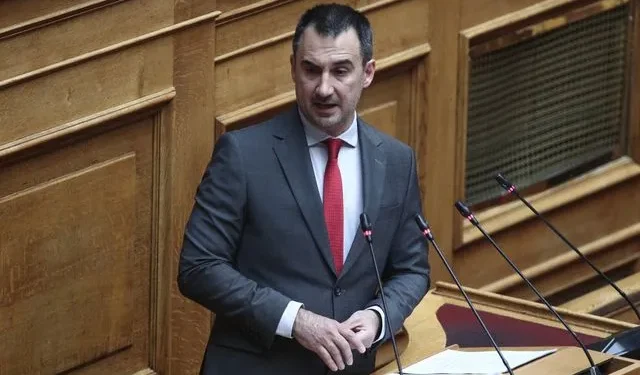 Ανάρτηση Αλ. Χαρίτση: "Πυραμίδα διαφθοράς το καθεστώς Μητσοτάκη"