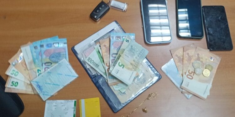 Ηράκλειο: Συνελήφθησαν τρία μέλη εγκληματικής ομάδας για τηλεφωνικές απάτες σε βάρος ηλικιωμένων με λεία χρήματα και κοσμήματα αξίας 38.500 ευρώ