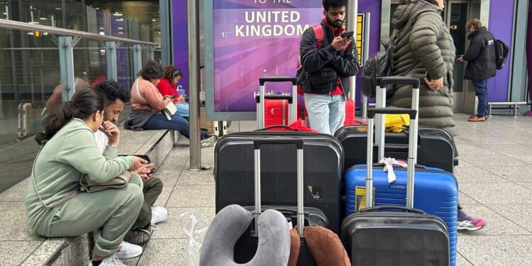 Βρετανία: Κομφούζιο λόγω τεχνικού προβλήματος στα αεροδρόμια σε Λονδίνο, Εδιμβούργο, Μάντσεστερ