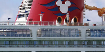 ΗΠΑ: Πατέρας βούτηξε από κρουαζιερόπλοιο της Disney Στη Φλόριντα για να σώσει την κόρη του που έπεσε στον ωκεανό