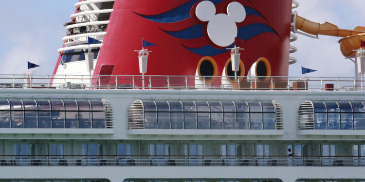 ΗΠΑ: Πατέρας βούτηξε από κρουαζιερόπλοιο της Disney Στη Φλόριντα για να σώσει την κόρη του που έπεσε στον ωκεανό