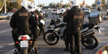 Συνελήφθησαν δύο άτομα στον Αγ. Δημήτριο για ληστείες σε βάρος υπαλλήλων καταστημάτων