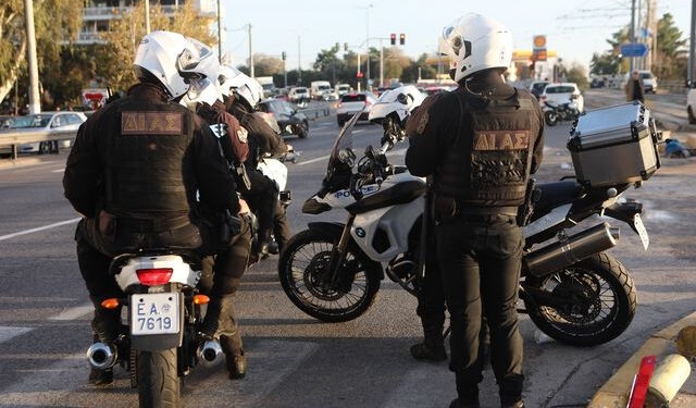 Συνελήφθησαν δύο άτομα στον Αγ. Δημήτριο για ληστείες σε βάρος υπαλλήλων καταστημάτων