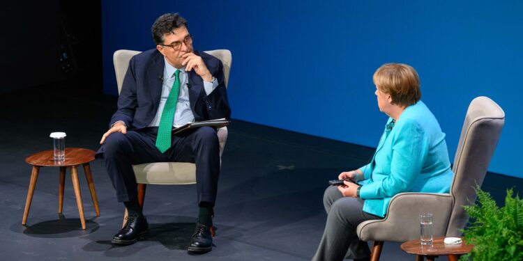 Ανγκελα Μέρκελ εφ' όλης της ύλης: Το δημοψήφισμα, ο Τσίπρας, ο Τραμπ και ο Πούτιν