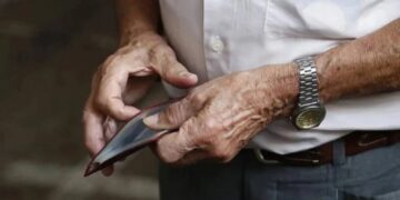 Πρόβλημα στον ΕΦΚΑ με το «δώρο» των 250 ευρώ – Ποιοι συνταξιούχοι το χάνουν
