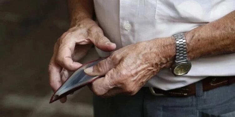 Πρόβλημα στον ΕΦΚΑ με το «δώρο» των 250 ευρώ – Ποιοι συνταξιούχοι το χάνουν