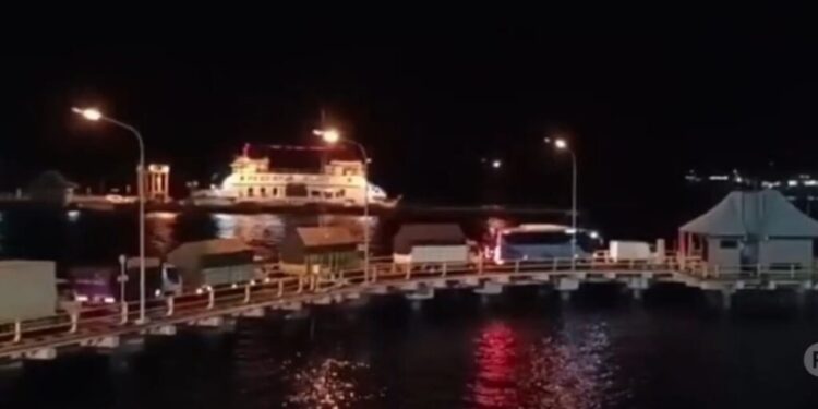 Ινδονησία: Φέρι μποτ με 65 επιβαίνοντες βυθίστηκε κοντά  Μπαλί - Τουλάχιστον τέσσερις νεκροί και 38 αγνοούμενοι