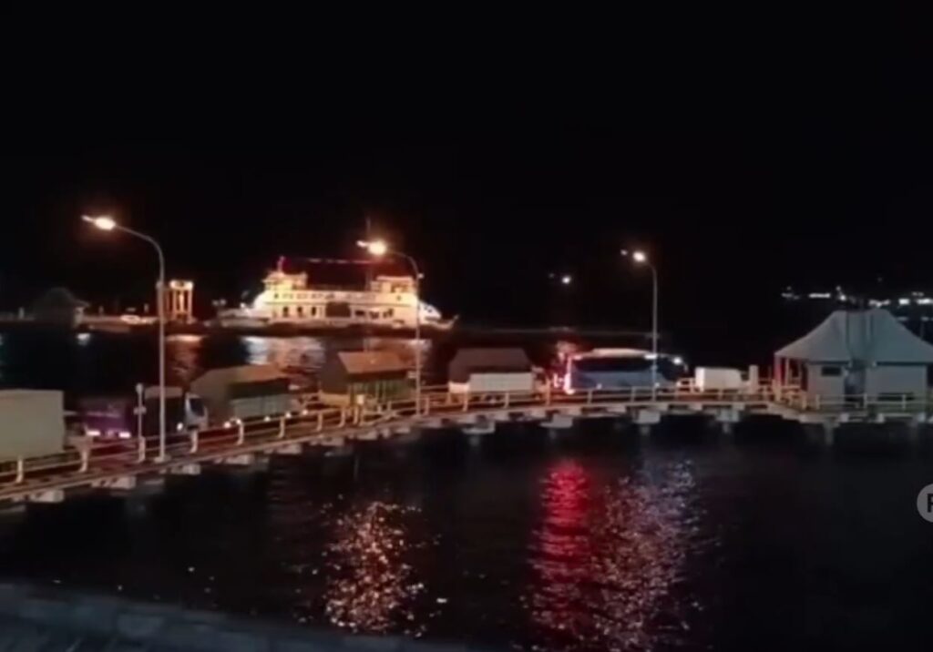 Ινδονησία: Φέρι μποτ με 65 επιβαίνοντες βυθίστηκε κοντά  Μπαλί - Τουλάχιστον τέσσερις νεκροί και 38 αγνοούμενοι